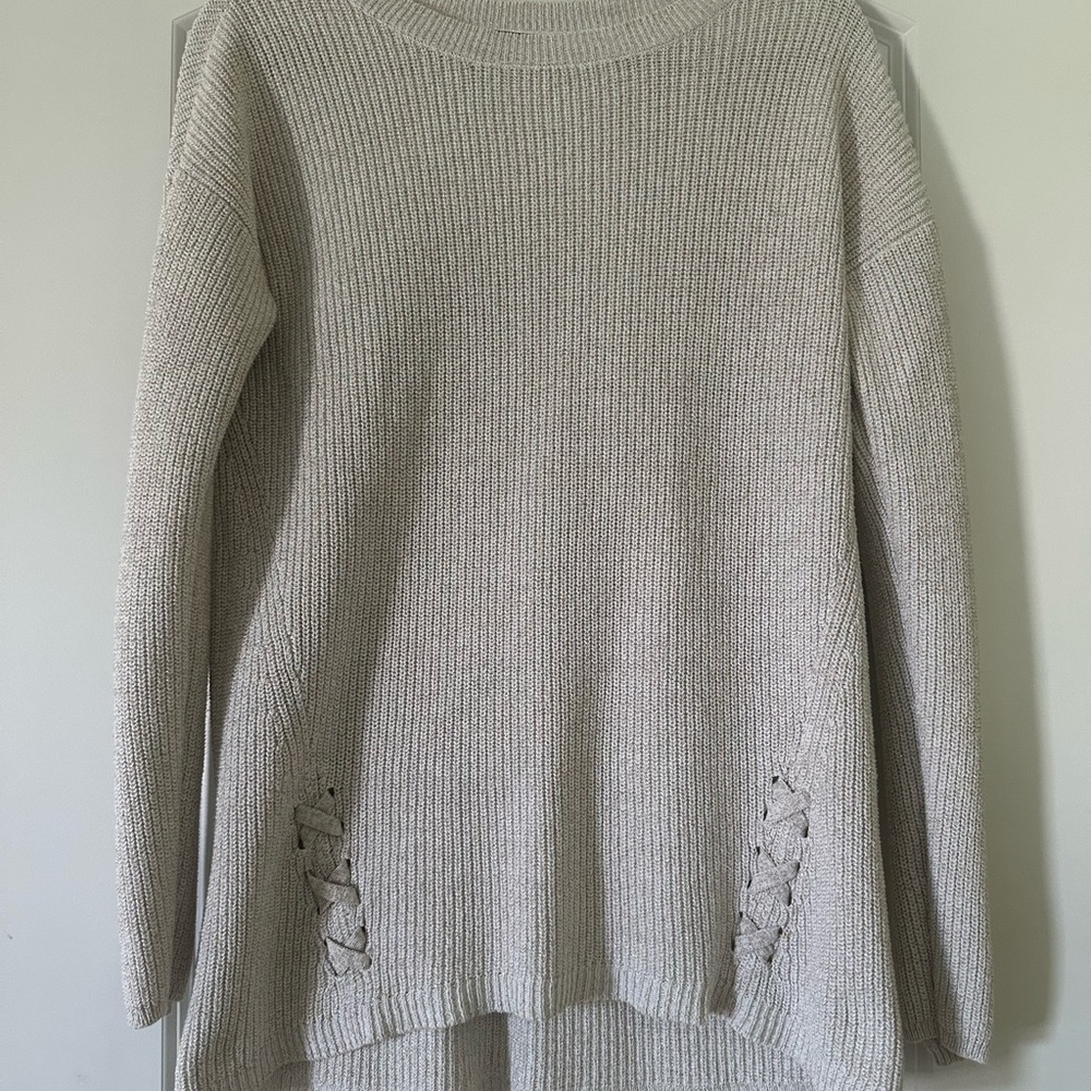 Gray Crew Neck Sweater with Ribbed Texture and Distressed Hem